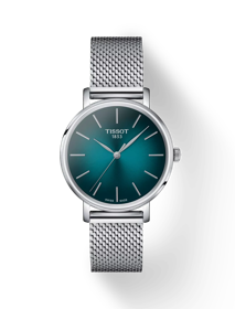 Vorderansicht der Uhr Tissot Everytime 34mm mit Schatten