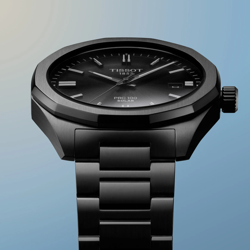 티쏘 PRC 100 SOLAR 쿼츠 39mm watch on a colored background