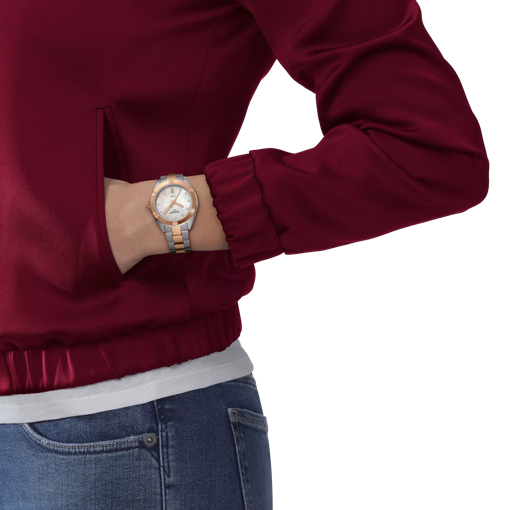 Simulation de la montre Tissot PR 100 Sport Chic sur un poignet