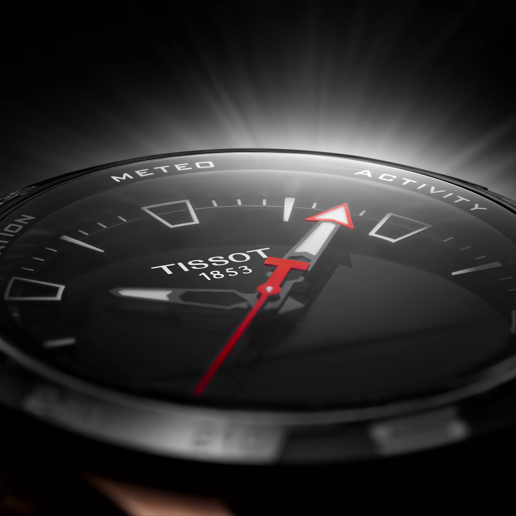 Tissot T-Touch Connect Solar orologio su sfondo colorato